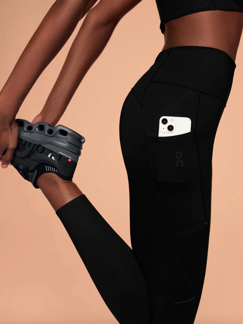 On Running Women's Performance Tights Black - Picture 2 of 7